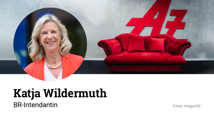 Auf der roten Couch nimmt Platz Katja Wildermuth – am 11. November 2025 im Deutschen Theater.