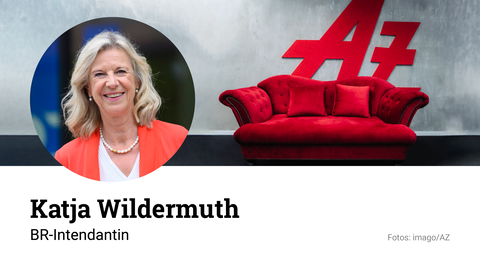 Auf der roten Couch nimmt Platz Katja Wildermuth – am 11. November 2025 im Deutschen Theater.