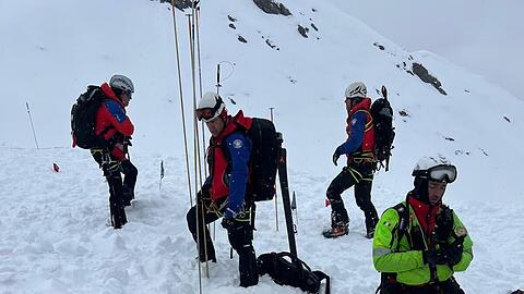 Die Skifahrer waren teils metertief unter Schnee begraben.