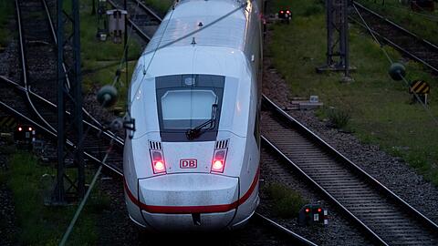 Bundesweit werden immer wieder Zugbegleiter angegriffen. (Symbolbild)