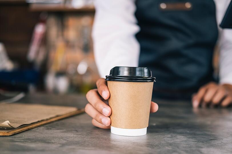 Schnell geholt, schnell ausgetrunken und ab in den Müll! Laut der Deutschen Umwelthilfe werden in Deutschland stündlich 320.000 Einwegbecher verbraucht - macht im Jahr fast drei Milliarden Stück. Plastikdeckel inklusive. Dabei ließe sich der To-Go-Wahnsinn leicht stoppen ... Schnell geholt, schnell ausgetrunken und ab in den Müll! Laut der Deutschen Umwelthilfe werden in Deutschland stündlich 320.000 Einwegbecher verbraucht - macht im Jahr fast drei Milliarden Stück. Plastikdeckel inklusive. Dabei ließe sich der To-Go-Wahnsinn leicht stoppen ...