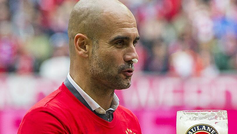 PEP GUARDIOLA - NOTE 2:
Schlich sich rechtzeitig davon, wollte sich im Spielertunnel verstecken – half alles nichts. Auch der Coach, zum zweiten Mal Meister in seinen zwei Jahren bei Bayern, wurde kräftig nass gemacht. Der Übeltäter: Jérome Boateng! Bei der Rache an Boateng verschätzte sich Pep, traf ihn nicht, fluchte vor sich hin. Also nicht super-super-super. PEP GUARDIOLA - NOTE 2:
Schlich sich rechtzeitig davon, wollte sich im Spielertunnel verstecken – half alles nichts. Auch der Coach, zum zweiten Mal Meister in seinen zwei Jahren bei Bayern, wurde kräftig nass gemacht. Der Übeltäter: Jérome Boateng! Bei der Rache an Boateng verschätzte sich Pep, traf ihn nicht, fluchte vor sich hin. Also nicht super-super-super.
