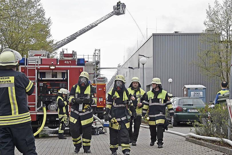 Ein technischer Defekt führte zu einem Großbrand beim Textilprouzenten Gore. Hier die Bilder des Brandes.