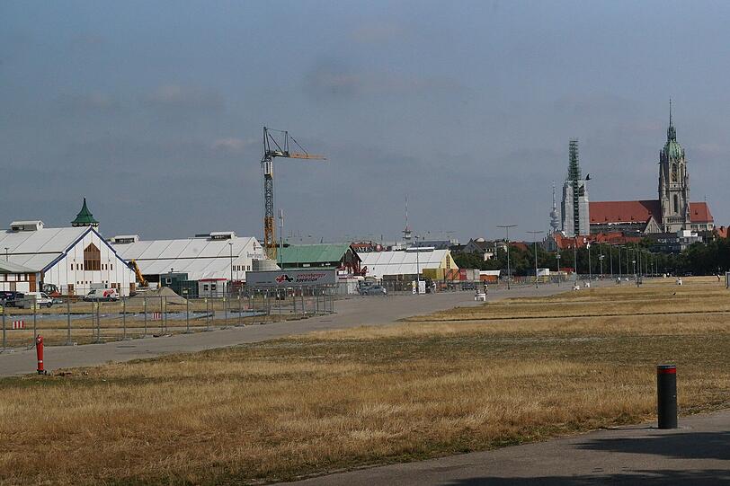 Bauzäune und Kräne: So sieht es derzeit auf der Wiesn aus.
