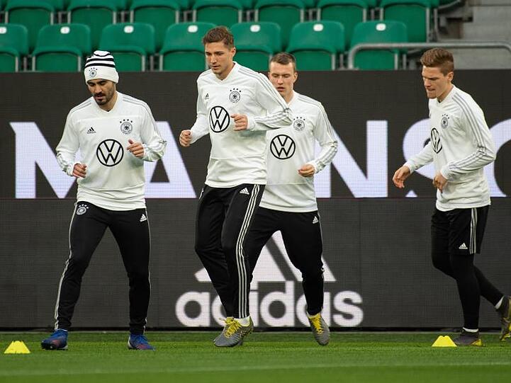 Ilkay Gündogan (l-r), die Debütanten Niklas Stark und Lukas Klostermann und Marcel Halstenberg bei einer Übungsform.