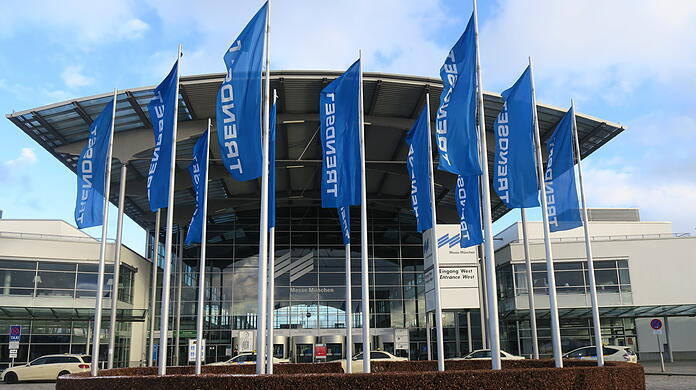 Die blauen Fahnen der Trendset-Messe wehen im Wind: Bei der Messe München tut sich wieder was!
