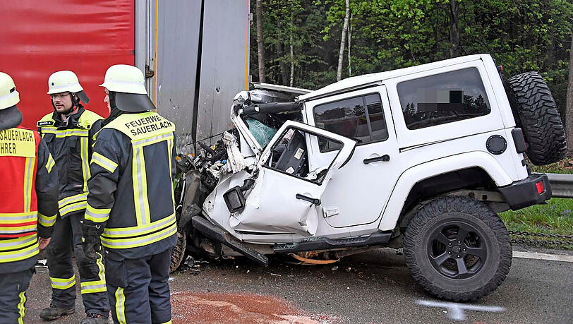 Bei einem Auffahrunfall auf der A8 bei Brunnthal ist am Freitagmorgen ein Mann ums Leben gekommen. Bei einem Auffahrunfall auf der A8 bei Brunnthal ist am Freitagmorgen ein Mann ums Leben gekommen.