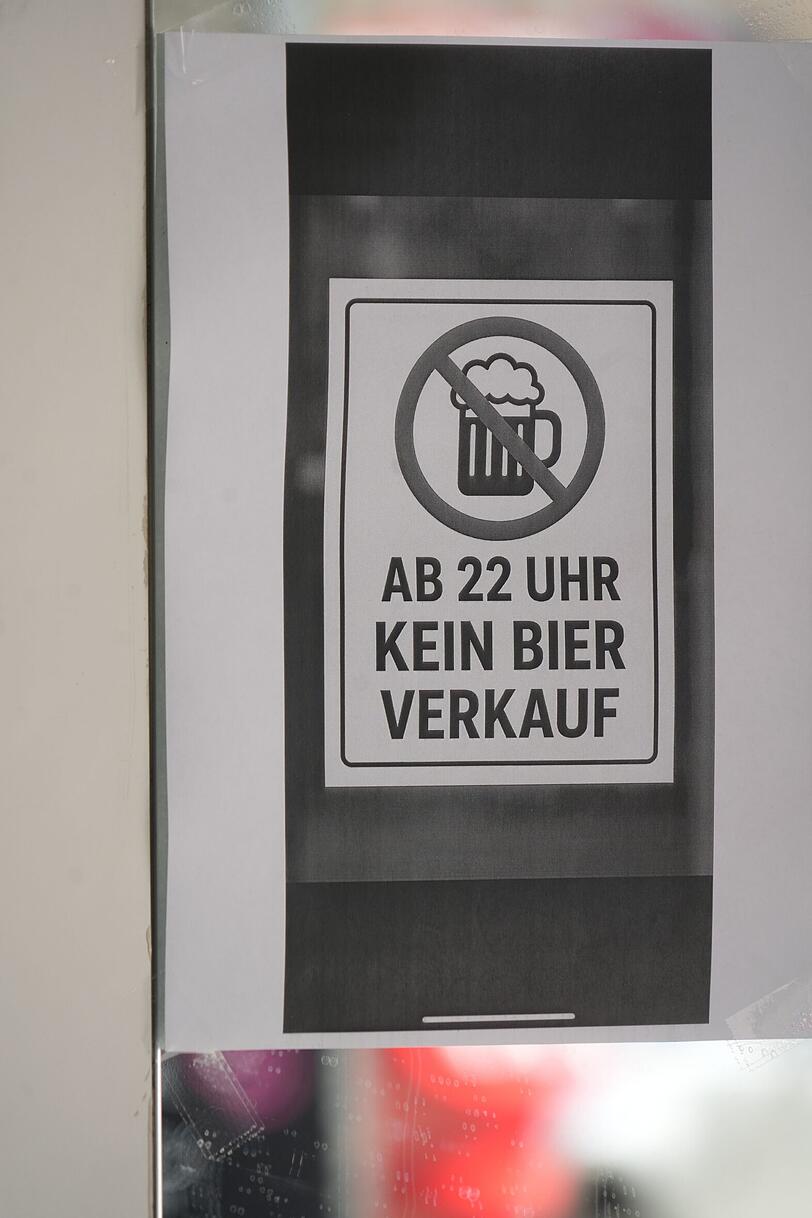 Kiosbesitzer Shivan Beseh / ab 22 Uhr kein Bier mehr Kiosk in Schellingstraße Foto: Daniel von Loeper, Fotograf: Daniel Loeper Kiosbesitzer Shivan Beseh / ab 22 Uhr kein Bier mehr Kiosk in Schellingstraße Foto: Daniel von Loeper, Fotograf: Daniel Loeper