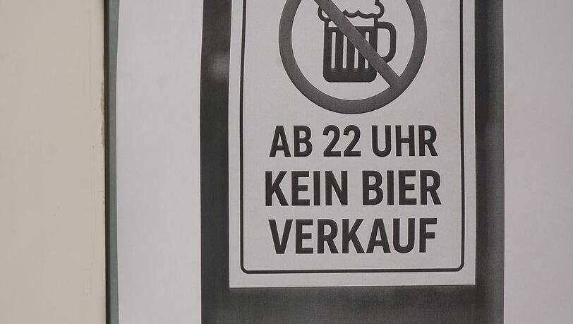 Kiosbesitzer Shivan Beseh / ab 22 Uhr kein Bier mehr Kiosk in Schellingstraße Foto: Daniel von Loeper, Fotograf: Daniel Loeper Kiosbesitzer Shivan Beseh / ab 22 Uhr kein Bier mehr Kiosk in Schellingstraße Foto: Daniel von Loeper, Fotograf: Daniel Loeper