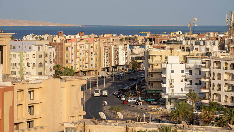 Blick auf Hurghada am Roten Meer: In die &auml;gyptische K&uuml;stenstadt zieht es den gescheiterten Landauer AfD-B&uuml;rgermeisterkandidaten Thomas Mayr und seine Familie.