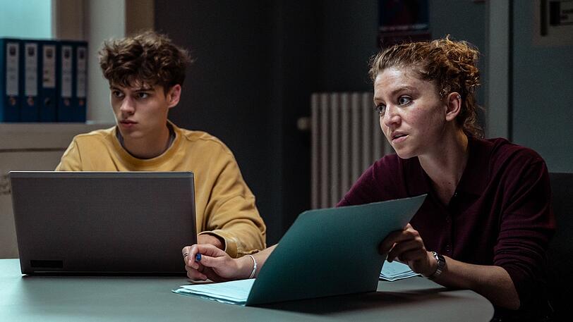 Polizeineuling Noah (Helder Onkelinx) soll Juliet (Charlotte De Bruyne) bei der Arbeit unterstützen. Polizeineuling Noah (Helder Onkelinx) soll Juliet (Charlotte De Bruyne) bei der Arbeit unterstützen.