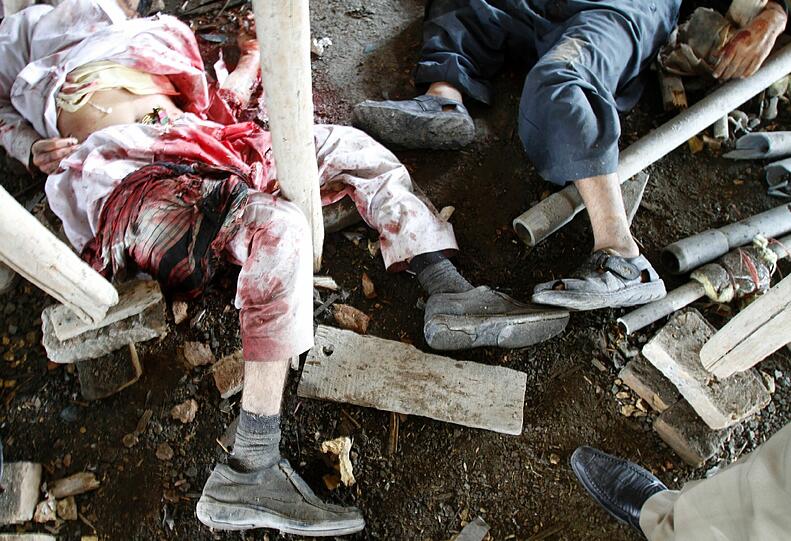 Überreste der Schlacht im Diplomatenviertel: Erst nach 18 Stunden, am frühen Montagmorgen, konnte der Angriff der Taliban niedergeschlagen werden. Mindestens 47 Tote wurden gezählt. 36 sollen Taliban gewesen sein. Die Bilder