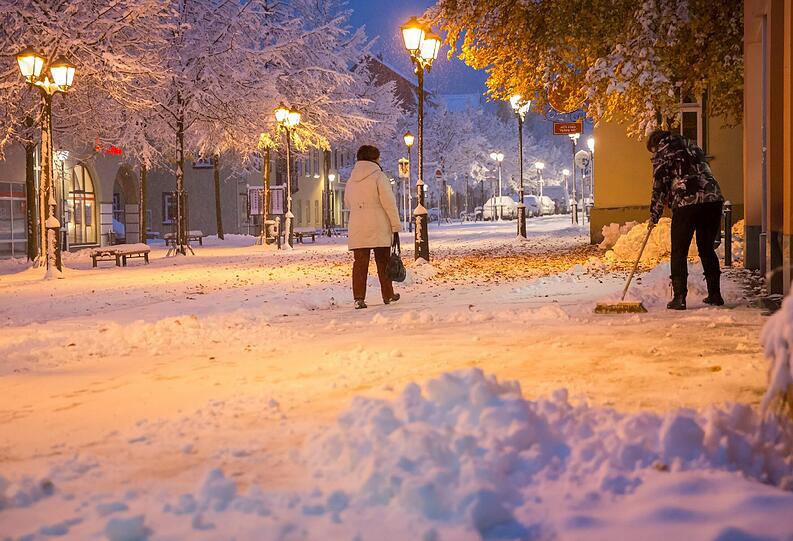 Schnee fegen, Glatteis: Der Winter hat Einzug in Deutschland gehalten. Auch in Ilmenau (Thüringen).