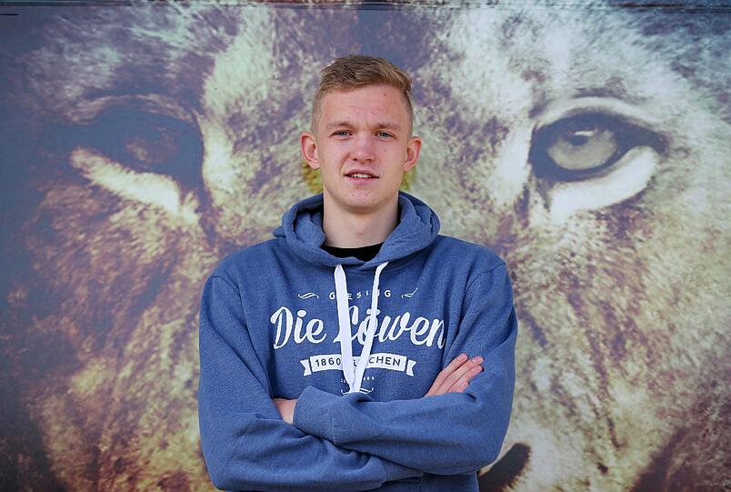 Hier wird Jannik Bandowski am Trainingsgelände des TSV 1860 vorgestellt.