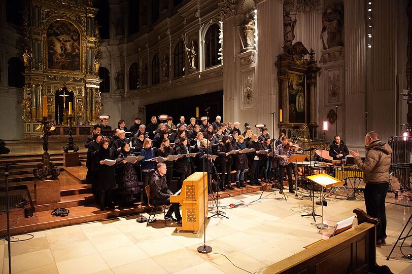 Peter Dijkstra und der BR-Chor proben in St. Michael.