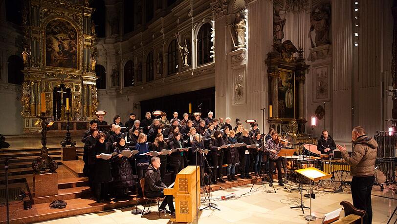 Peter Dijkstra und der BR-Chor proben in St. Michael. Peter Dijkstra und der BR-Chor proben in St. Michael.