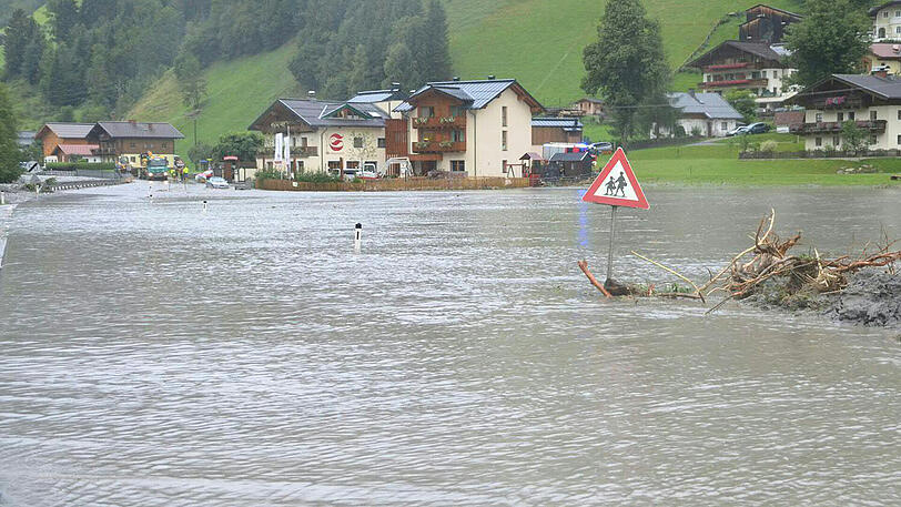 Große Schäden: Sintflutartige Regenfälle hatten das bei Urlaubern beliebte Großarltal von der Umwelt abgeschnitten.