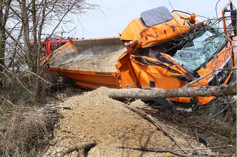 Der Lkw landete im Straßengraben. Der Unfallverursacher machte sich aus dem Staub.
