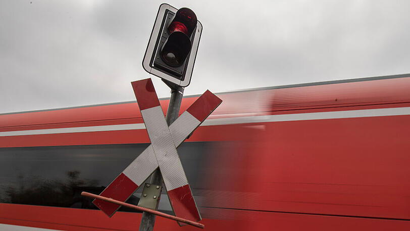 Der Unfall passierte an einem Bahnübergang. (Symbolbild)