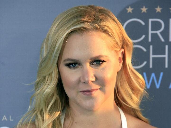 Amy Schumer geht es besser, aber die Komikerin muss sich weiter schonen.