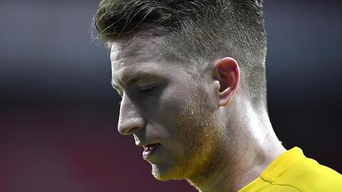 Hat mit seinem Team das Verfolgerduell verloren: Dortmunds Marco Reus geht enttäuscht vom Platz.
