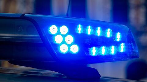 In Ebersberg entdeckten die Beamten in der Nacht zum Samstag eine Feier durch einen Unfall. (Symbolbild)