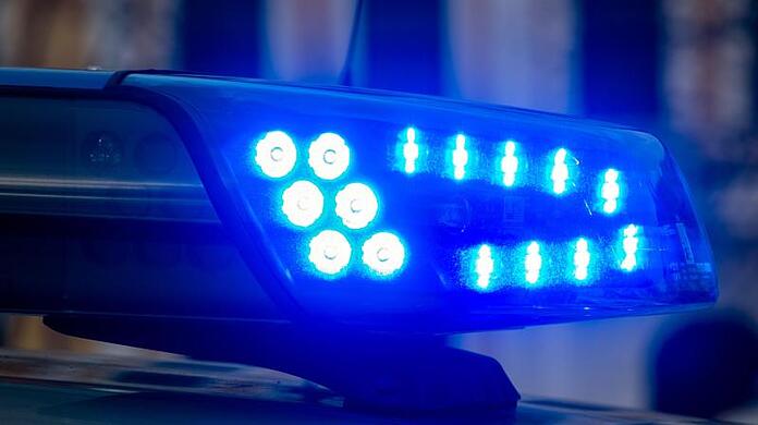 In Ebersberg entdeckten die Beamten in der Nacht zum Samstag eine Feier durch einen Unfall. (Symbolbild)
