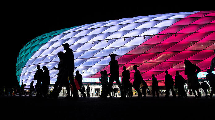 Die Arena leuchtet in den Farben des Siegers Italien: Zu dem EM-Duell waren nach Angaben der Polizei insgesamt jeweils rund 1.500 Fußballanhänger jeder Mannschaft angereist.