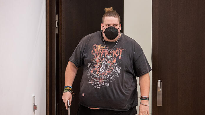 Zwei Jahre Knast für den "Drachenlord": Der wegen Körperverletzung verurteilte Youtuber am Donnerstag im Gerichtssaal.