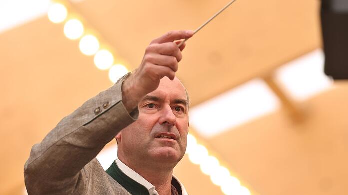 Hubert Aiwanger, Vorsitzender der Freien Wähler, dirigiert beim Handwerkertag auf der Michaelismesse in Miltenberg auf der Bühne die Stadtkapelle.