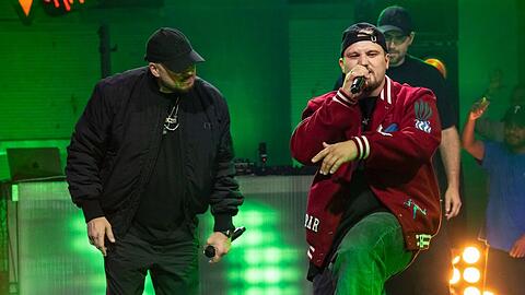 "The Voice Rap"-Sieger Leon "Ezo" Weick (rechts) auf der Bühne mit Coach Kool Savas (links).