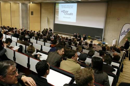 Studenten an der WiSo-Fakultät lauschen einer Vorlesung im easyCredit-Hörsaal.