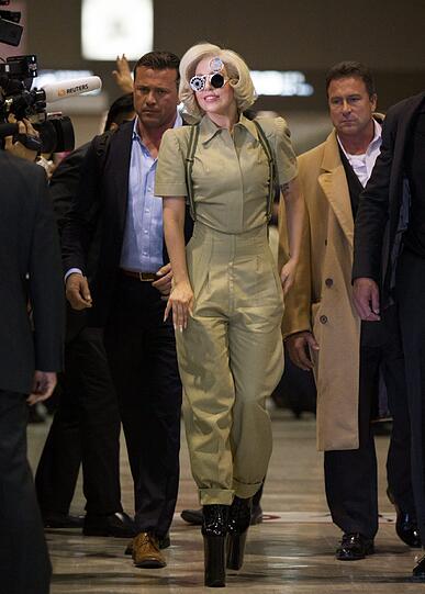 Lady Gaga bei ihrer Ankunft in Tokio