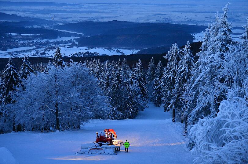 Auf dem Inselberg in Thüringen wird die Schneepiste für den nächsten Tag präpariert.