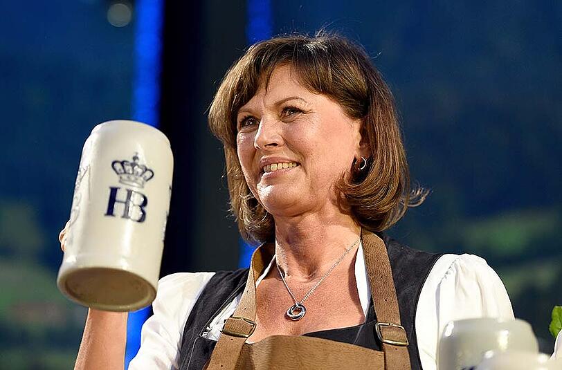 In der Bayrischen Landesvertretung in Berlin fand am Mittwoch der traditionelle Berliner Auftakt zum Münchner Oktoberfest statt. Vor Ort waren unter anderem Volker Kauder, Ilse Aigner und Alexander Dobrindt. Die Bilder.