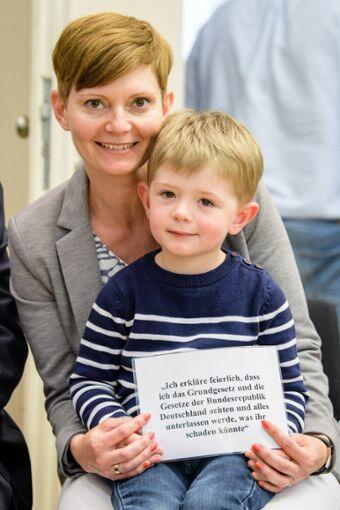 Annamaria Varga-Balough aus Ungarn mit Sohn Theo, der den Eid hochhält.