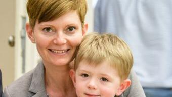 Annamaria Varga-Balough aus Ungarn mit Sohn Theo, der den Eid hochhält. Annamaria Varga-Balough aus Ungarn mit Sohn Theo, der den Eid hochhält.