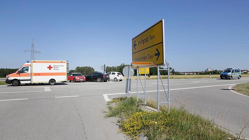 Zwei Personen wurden leicht verletzt, drei Fahrzeuge beschädigt: Die Bilder vom Unfallort.
