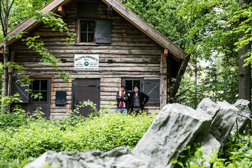 Ecco Meineke (links) und Sven Kemmler vor der alten Höllentalangerhütte im Garten des Alpinen Museums auf der Praterinsel. Die stand früher auch nicht am Watzmann, sondern auf dem Weg zur Zugspitze im Wetterstein.