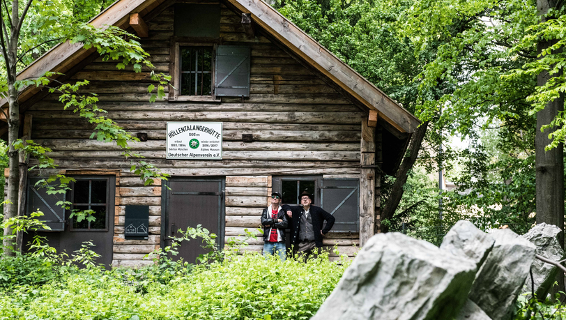Ecco Meineke (links) und Sven Kemmler vor der alten Höllentalangerhütte im Garten des Alpinen Museums auf der Praterinsel. Die stand früher auch nicht am Watzmann, sondern auf dem Weg zur Zugspitze im Wetterstein. Ecco Meineke (links) und Sven Kemmler vor der alten Höllentalangerhütte im Garten des Alpinen Museums auf der Praterinsel. Die stand früher auch nicht am Watzmann, sondern auf dem Weg zur Zugspitze im Wetterstein.