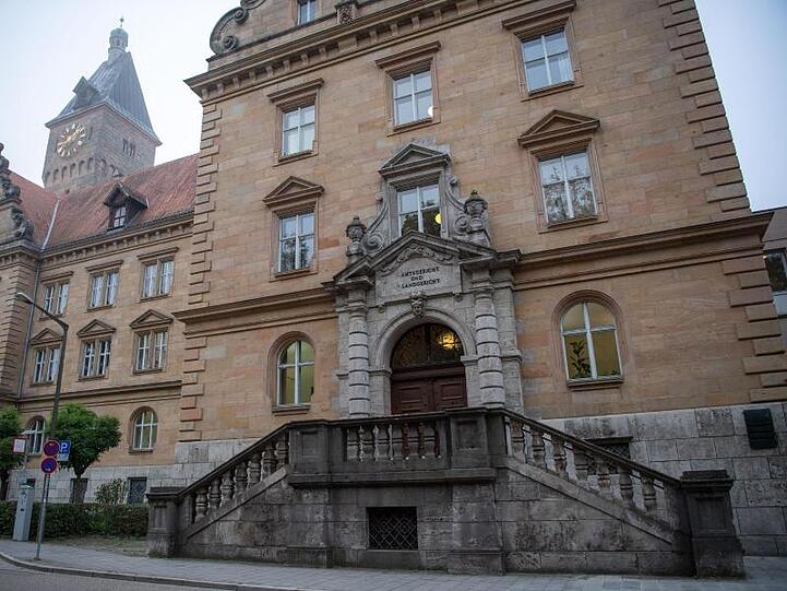 Ein Blick auf die Frontalseite des Landgerichts Regensburg. Foto: Lino Mirgeler/Archiv