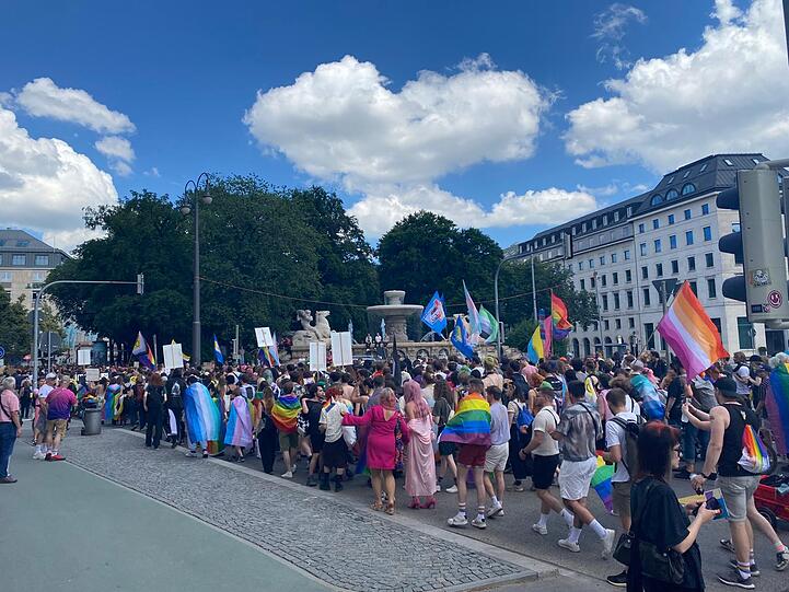 Die CSD-Parade am Wittelsbacher Brunnen.