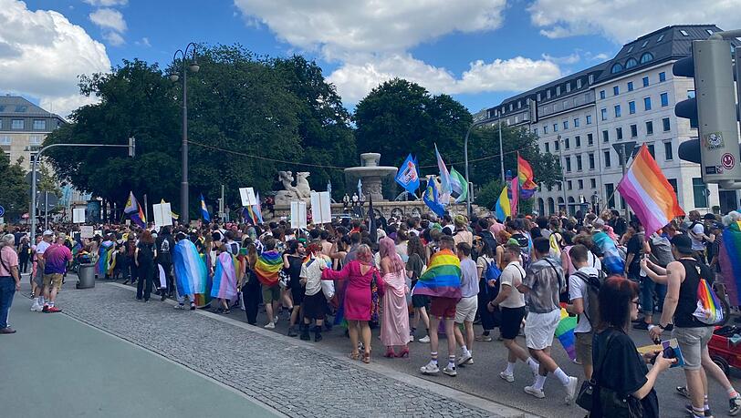 Die CSD-Parade am Wittelsbacher Brunnen. Die CSD-Parade am Wittelsbacher Brunnen.