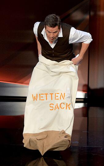 Markus Lanz gibt beim Sackhüpfen durch's Studio alles!