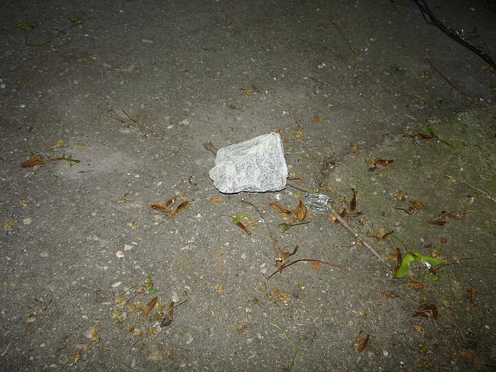 Unbekannte warfen einen Pflasterstein von einer Brücke. (Symbolbild)
