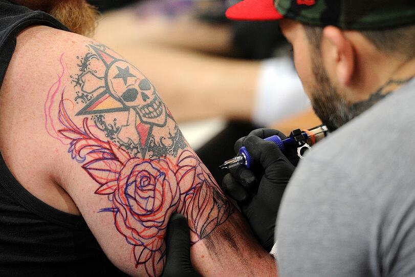 Sexy Körperkunst: Verrückte Tattoos - Spektakuläre Bilder...