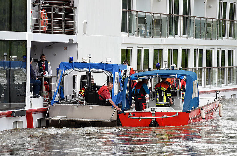 Die Bilder von der Schiffshavarie auf der Donau bei Bad Abbach.