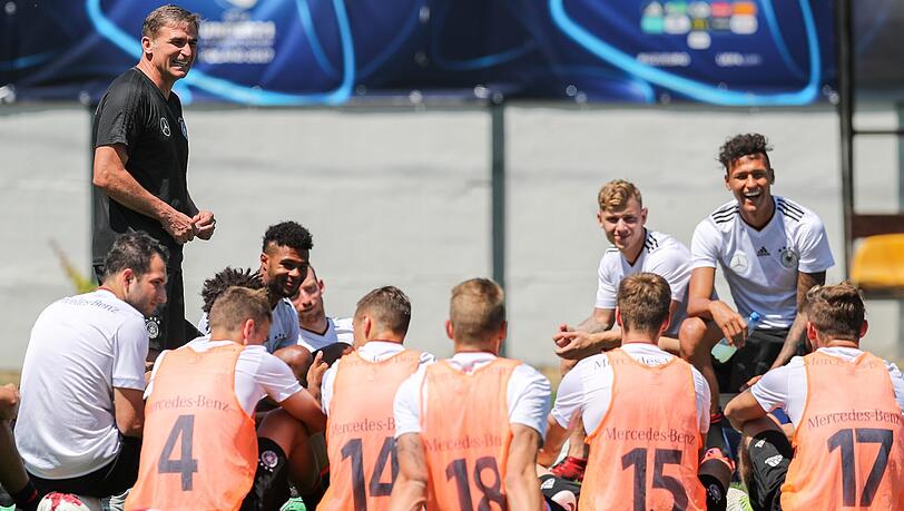 U21-Trainer Stefan Kuntz (links) schart seine Spieler um sich. U21-Trainer Stefan Kuntz (links) schart seine Spieler um sich.