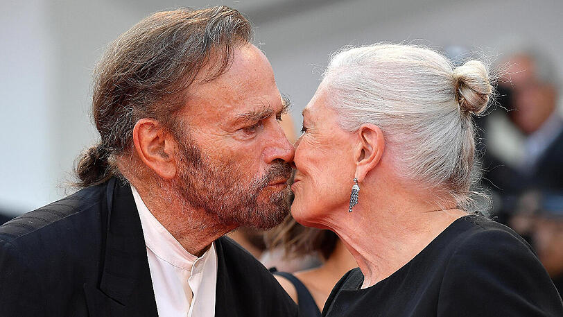 Vanessa Redgrave küsst ihren Ehemann Franco Nero auf der Premiere für den Film "First Man"» im Rahmen der Internationalen Filmfestspiele in Venedig.