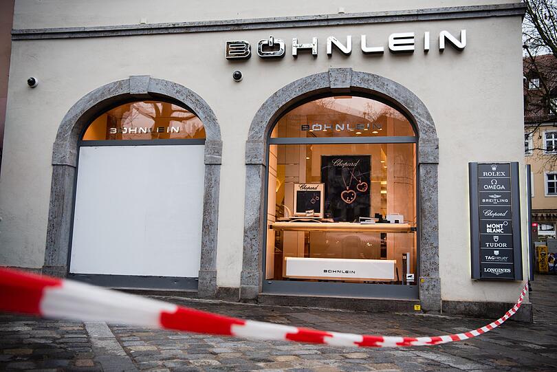 Mit weiß-rotem Flatterband ist der Bereich vor einem Juweliergeschäft abgesperrt worden. Am Montagmorgen haben sich Verbrecher bei einem spektakulären Einbruch in einem Bamberger Juweliergeschäft mit einem Fahrzeug Zugang verschafft.